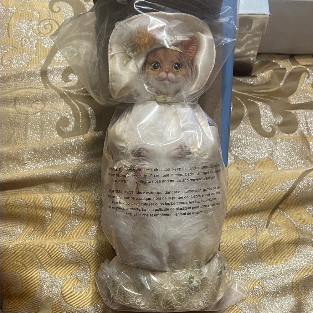 NIB Victorian Collectable Cat Anabel Gift Collection de Cadeaux